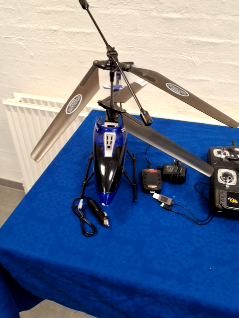 Modelhelikopter med oplader og styreudstyr